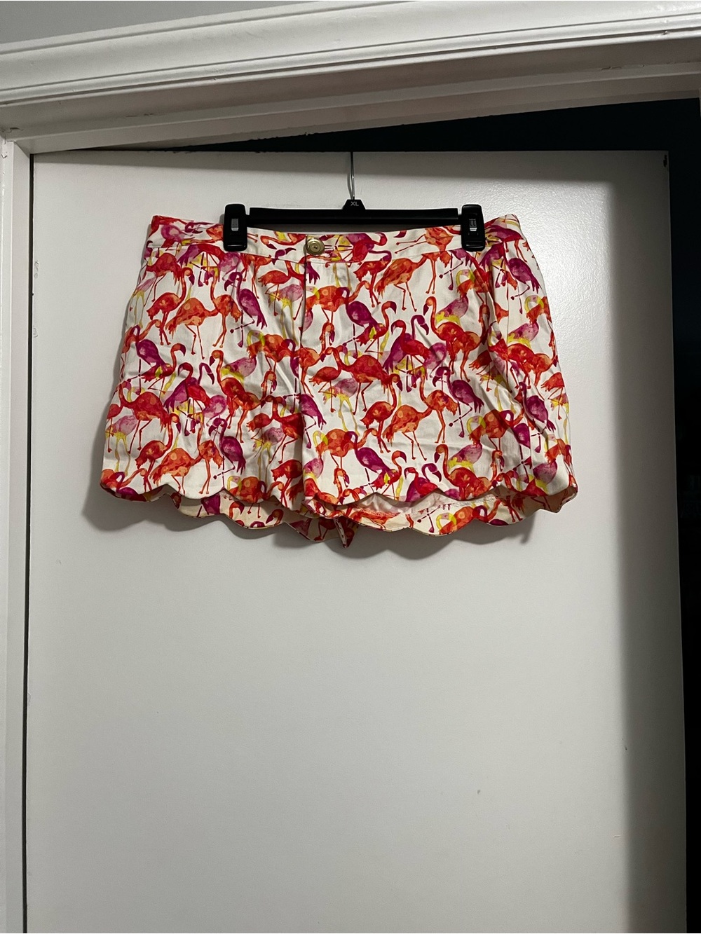 Pappagallo White Scallop Hem Flamingo Print Shorts